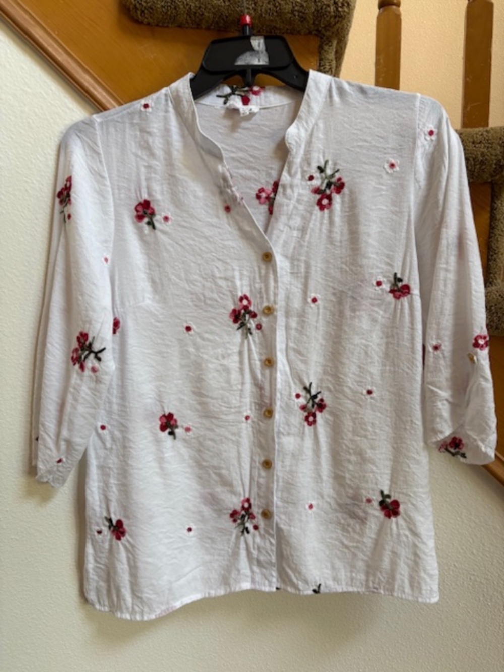 Kindred Petite size XL White Button-up Shirt with Embroidered Flowers like new